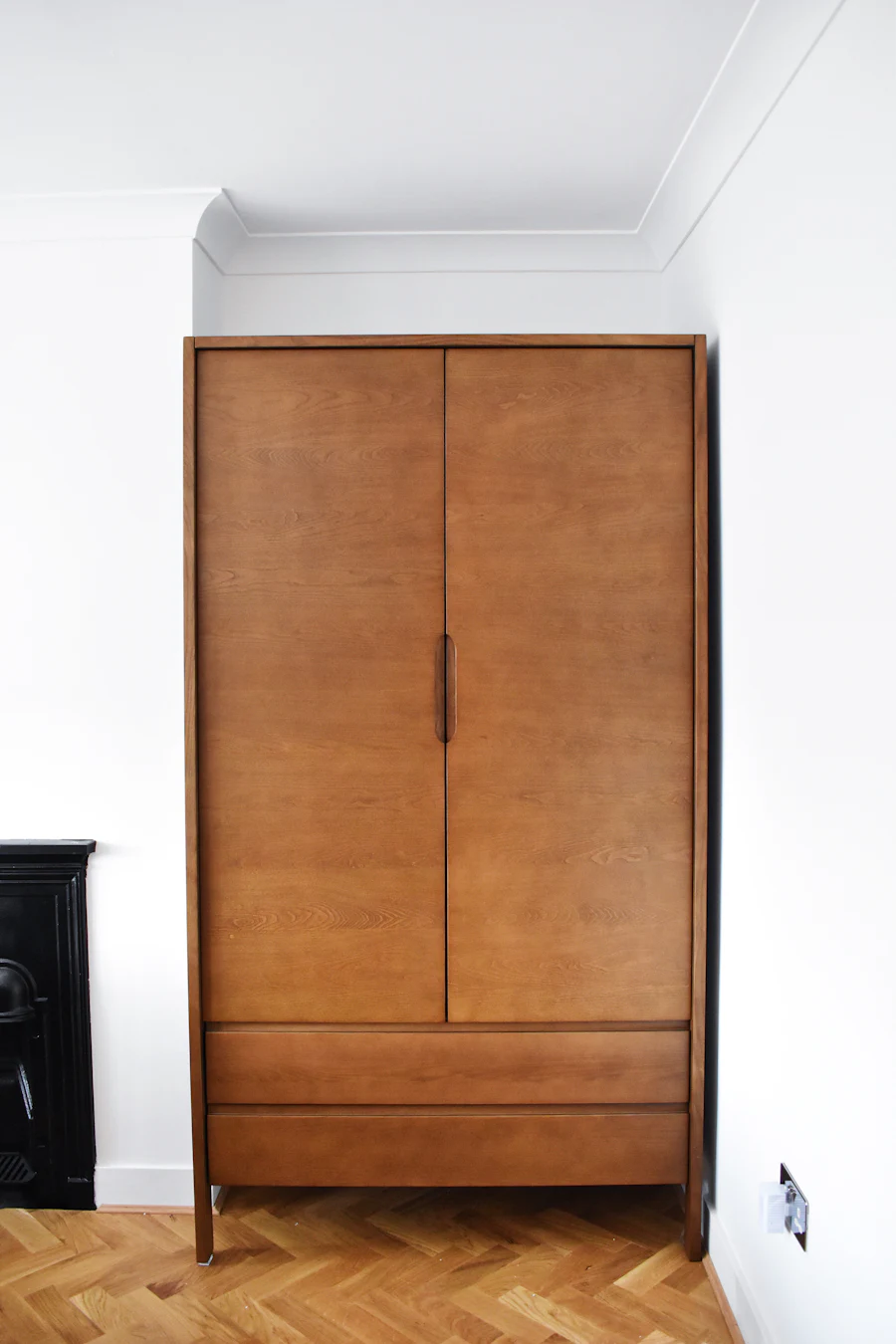 Closet planejado em madeira com portas e gavetas — guarda-roupa planejado em Teresina